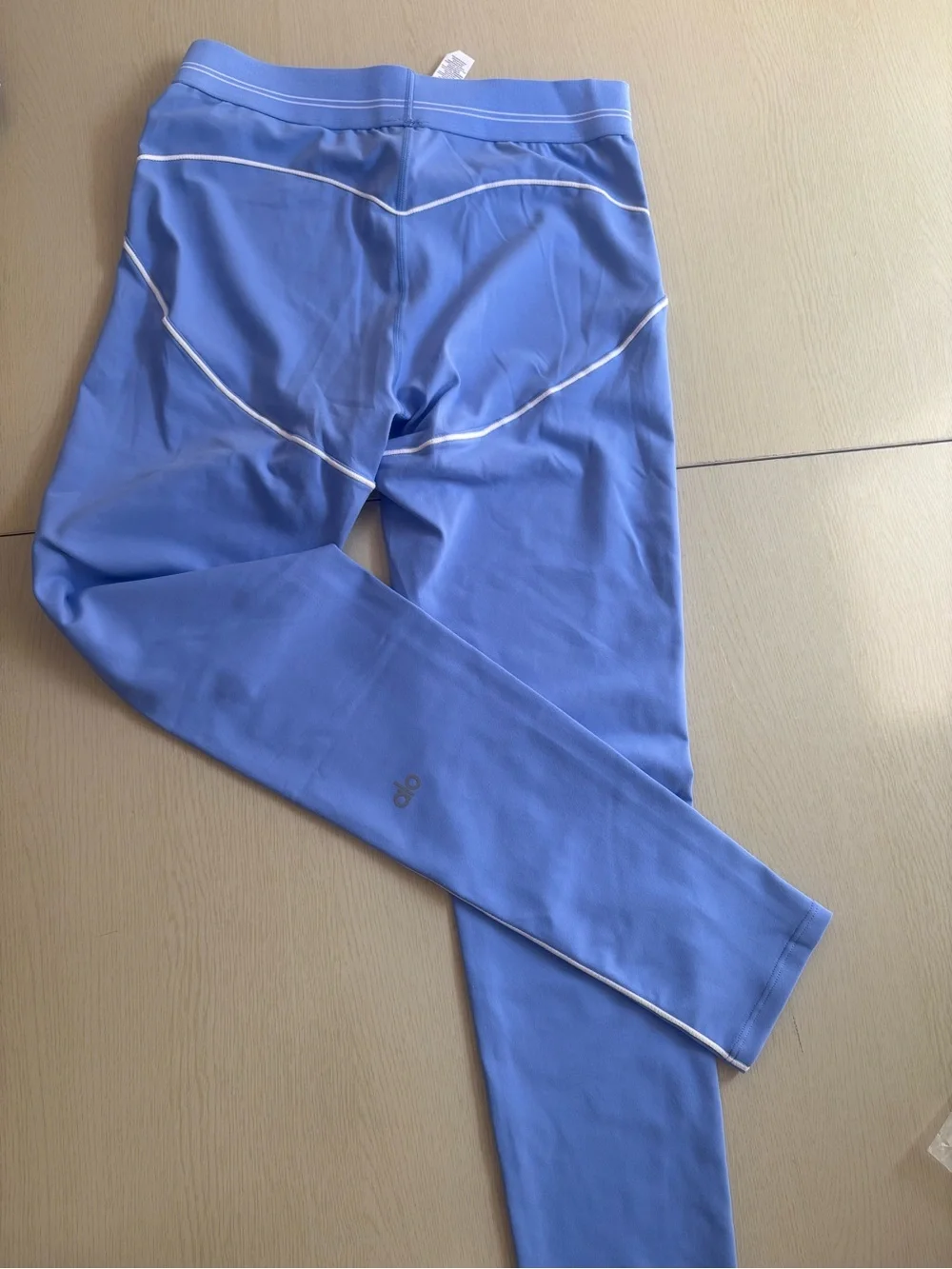 ALO Yoga Blue Sports Bra and Leggings Set with White Piping